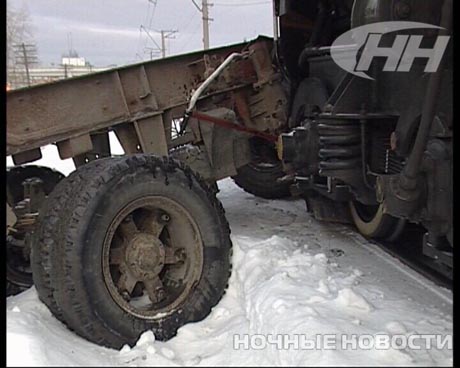 В Екатеринбурге тепловоз протаранил КАМАЗ и 50 (!) метров тащил его по путям. Пострадал один человек. От ФОТО – мурашки по коже 